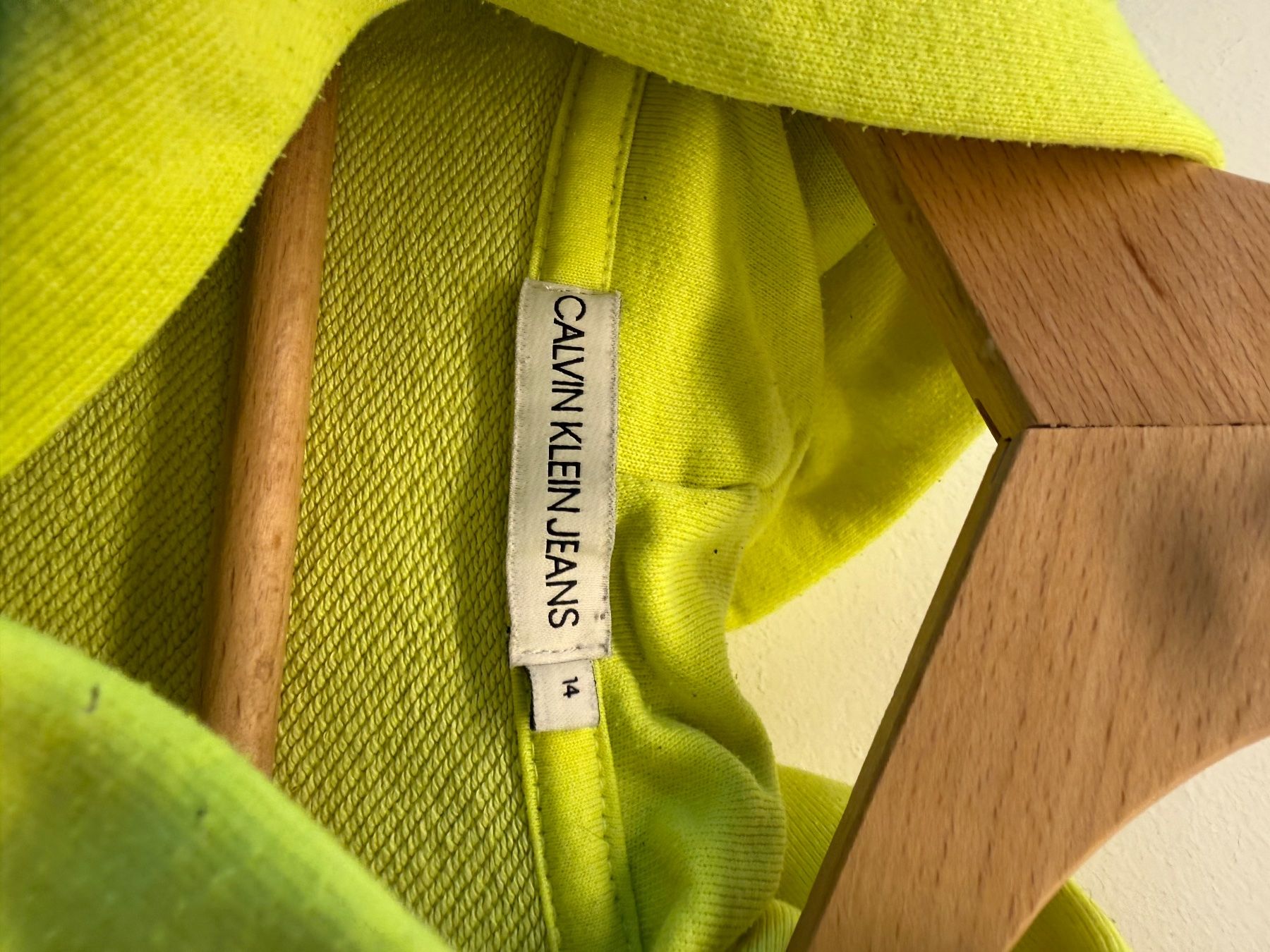 Calvin Klein Pullover & Sweatshirts: Calvin Klein Jeans Hoodie Kinder – Gebraucht aus Schlieren von svenbaettig 1