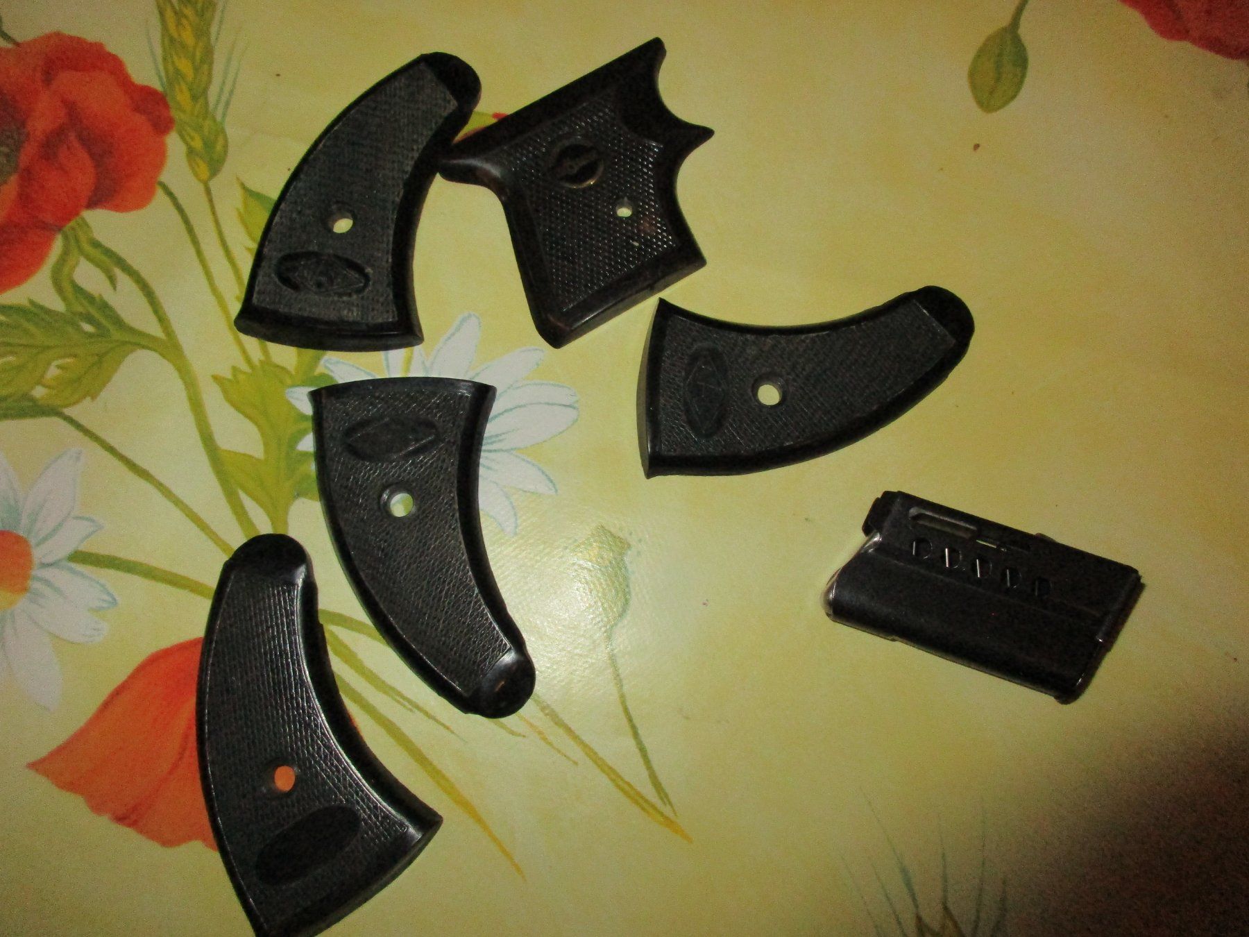 Schützensport: Pistolen Handgriffe – Gebraucht aus Frick von Schweinchen1965