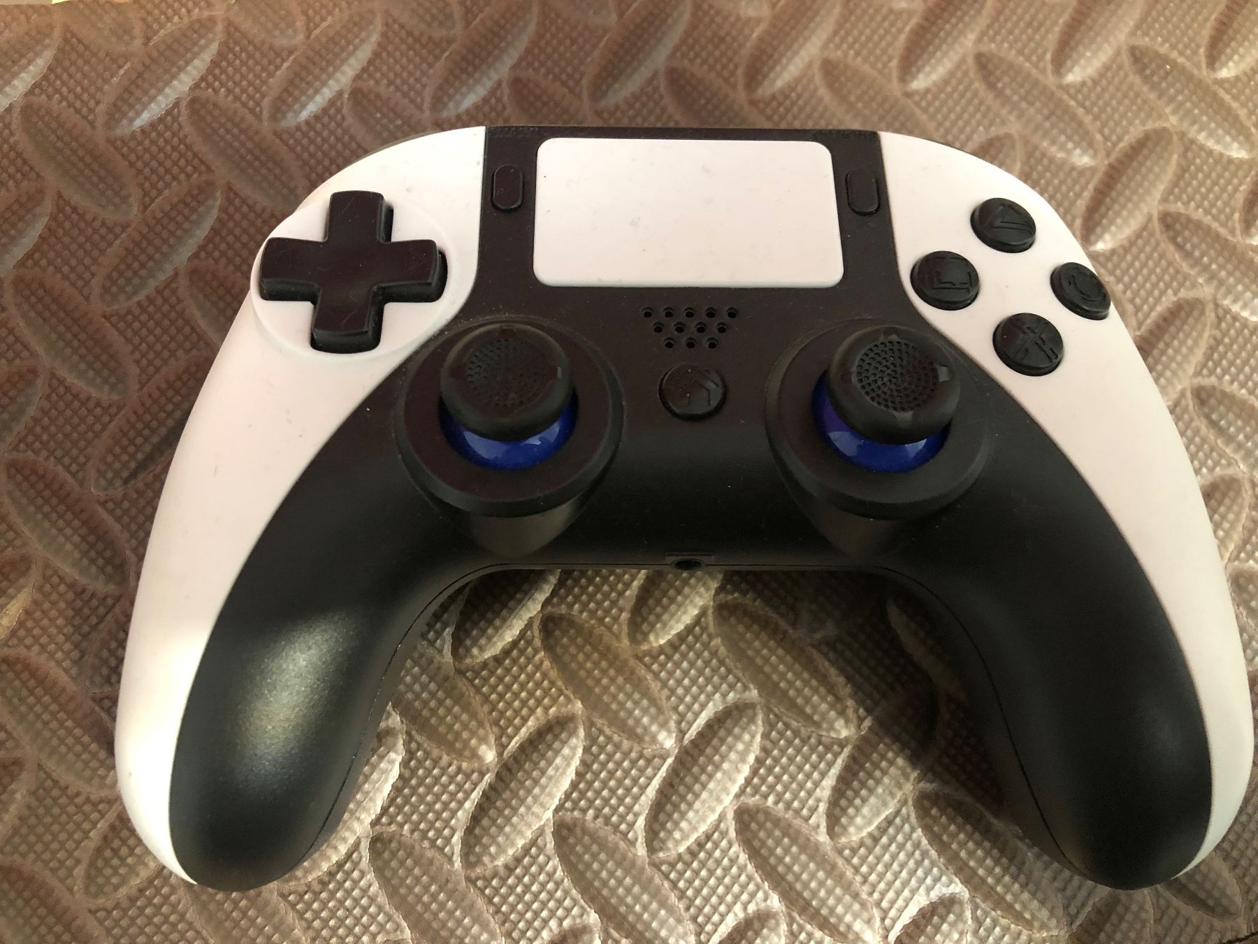 Controller: PS4 Pro Controller – Usato da Bürglen TG venduto da Ryzen717