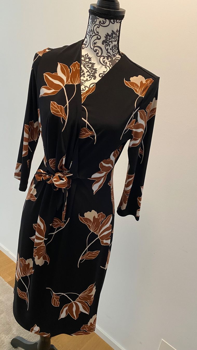 Comma Kleider: Kleid mit Blumenmuster – Gebraucht aus Starrkirch-Wil von sclupain