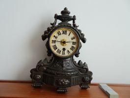 antike Guss-Eisen  - Cheminée - Uhr