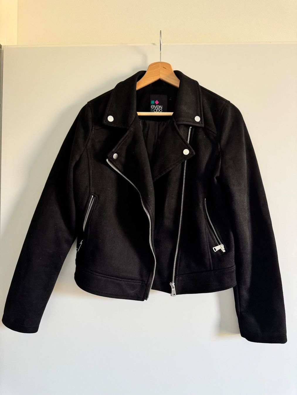 Giacche: Schwarze Even&Odd Kunstlederjacke – Usato da St. Gallen venduto da nikolasbong