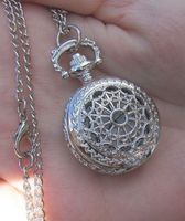 NEU  Umhängeuhr silbrig mit Decke und Kette mit Springdeckel