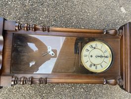 Horloge murale en bois avec clé bon état de marche