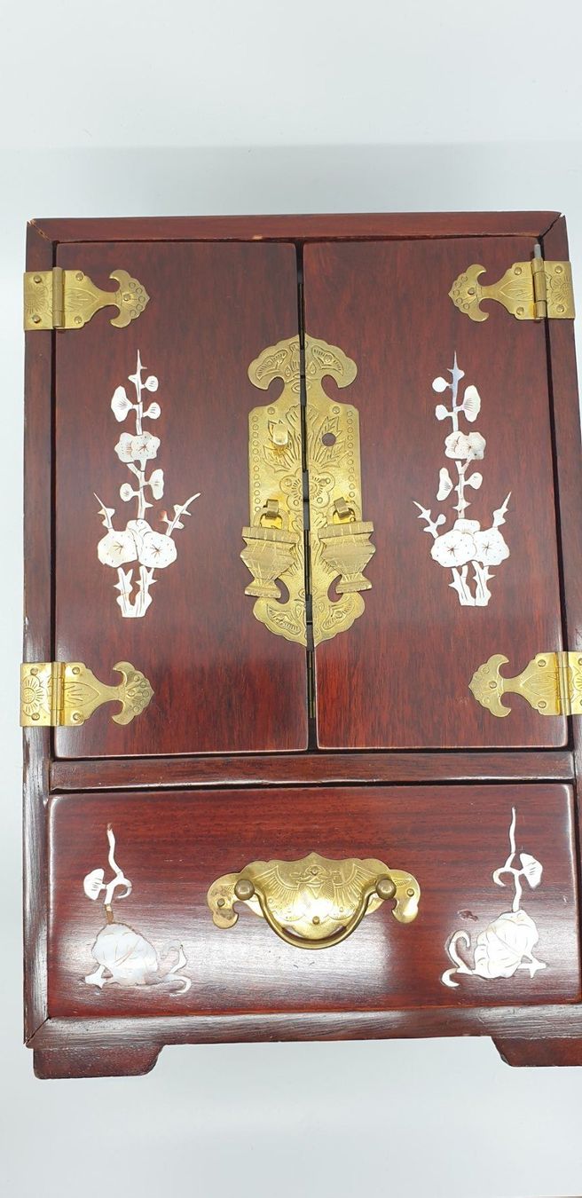 Schmuckkästen: Chinesischer Schmuckschrank, Schmuckschatulle – Gebraucht aus Emmen von Brockofsky