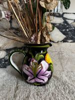 Schöne Vintage Krug mit Blumen und Zitrone