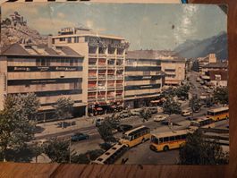 Carte postale d'époque : place de la Gare à Sion + Car posta