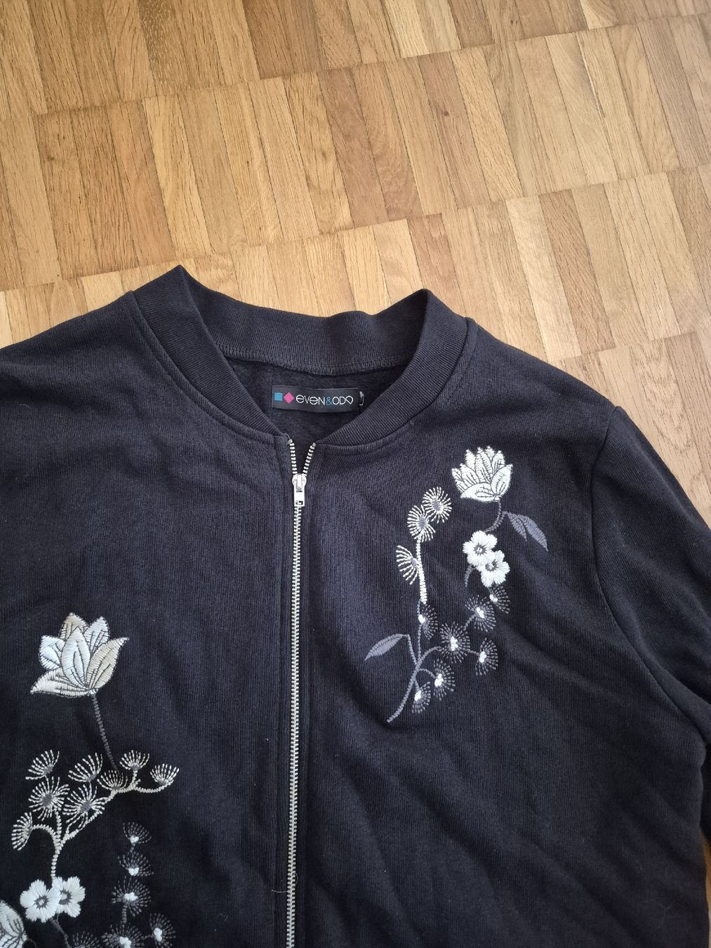 Giacche: Schwarze Übergangsjacke mit Blumenmuster, Grösse M – Nuovo (secondo la descrizione) da Pfäffikon ZH venduto da xxmopsxx 1