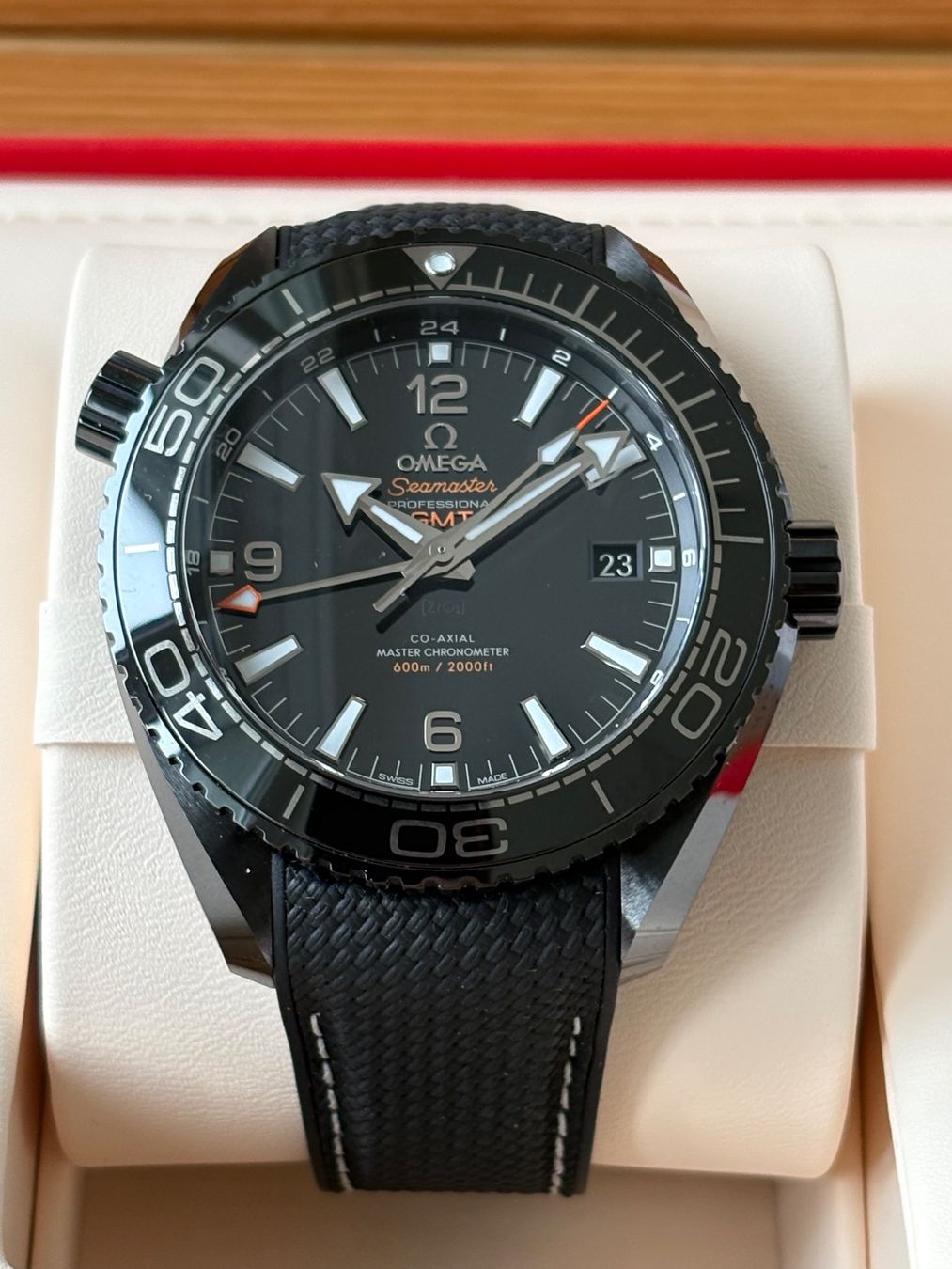 Omega Montres: OMEGA Seamaster Planet Ocean GMT Deep Black Fullset – D'occasion à Birsfelden par Mynos