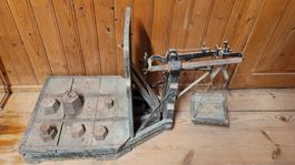 alte Waage mit Gewichtsteinen