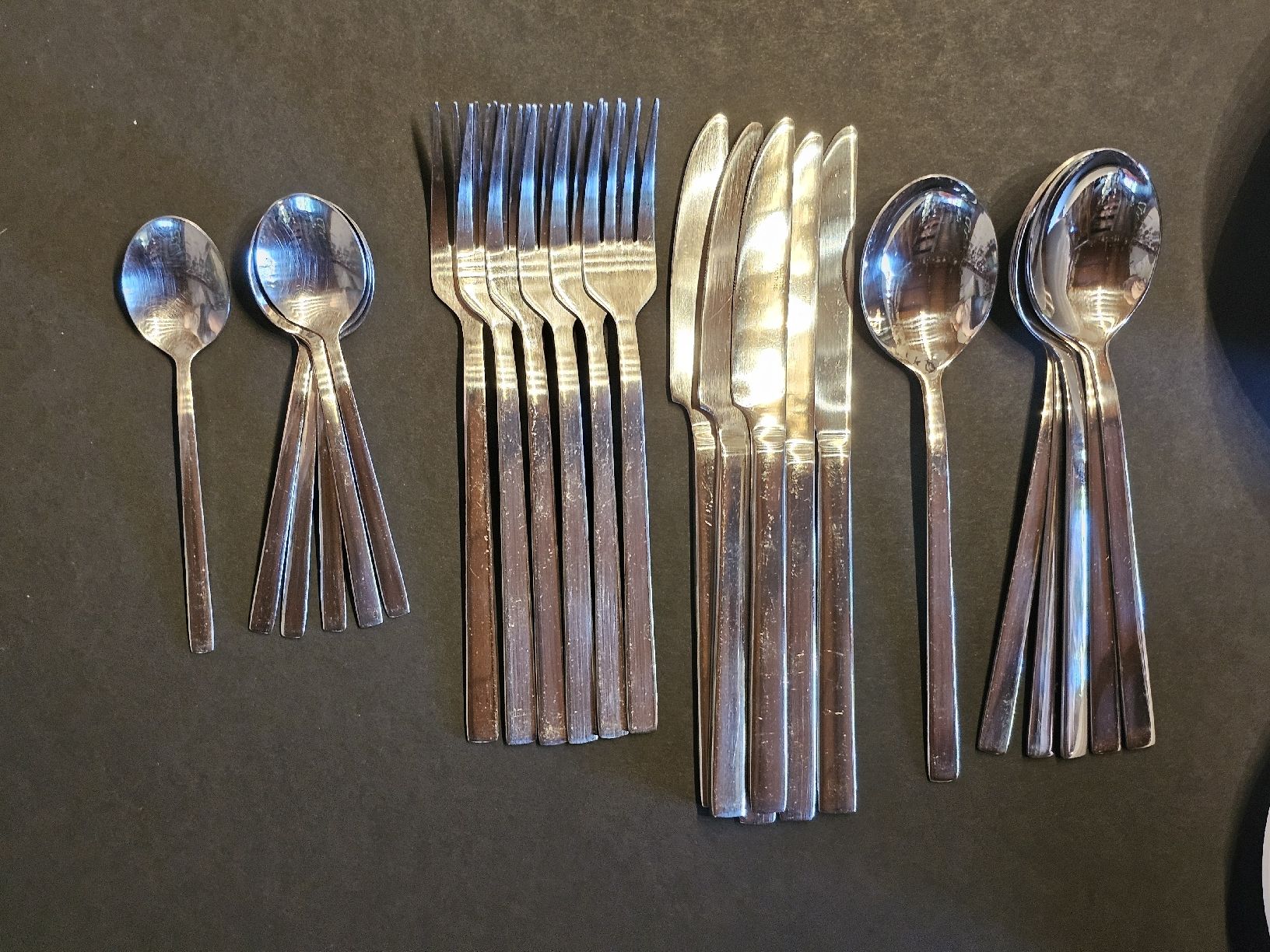 Bestecksets: 6 Personen Besteckset mit Teller – Gebraucht aus Meisterschwanden von Hummer21 1