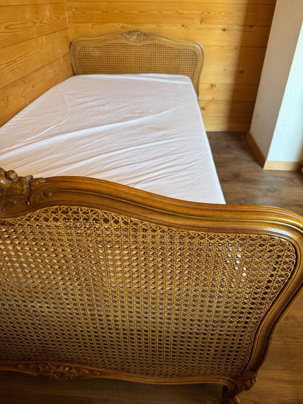 Lits: Antikes Bett mit Wienergeflecht – D'occasion à Zweisimmen par kakibe 1