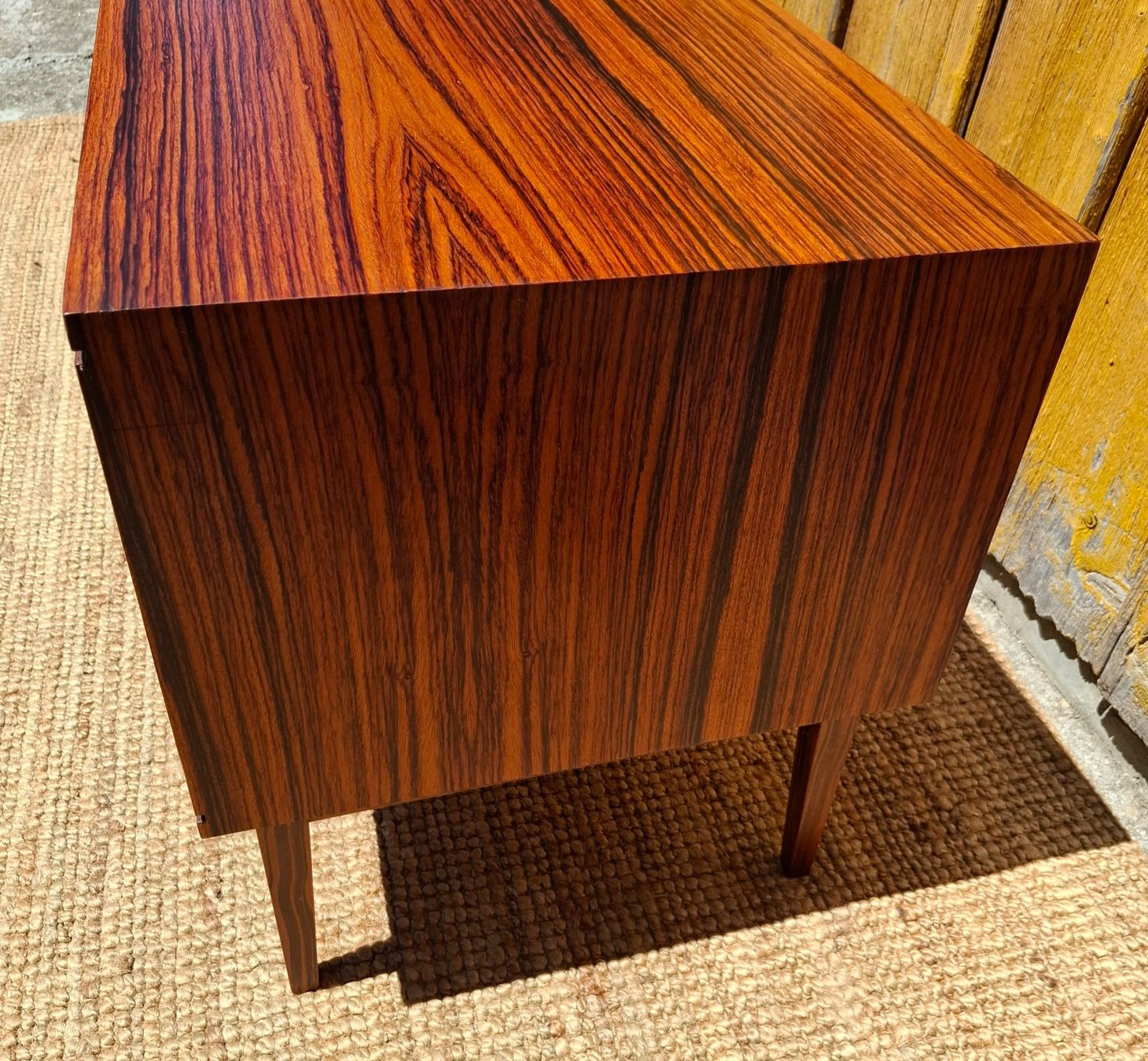 Cassettiere: Mid Century  Minimalist Sideboard Palisander style – Usato da Haslen AI venduto da Vintagelix 3