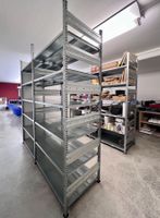 Zwei Errex Regale mit Projektionswand als Raumteiler