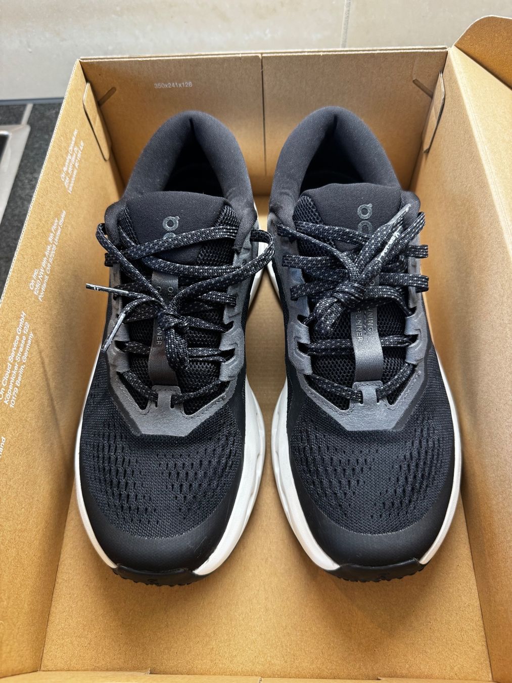 On Chaussures hommes: ON Cloudrunner Laufschuhe EU 40.5 neuwertig – D'occasion à Zürich par Sever 2
