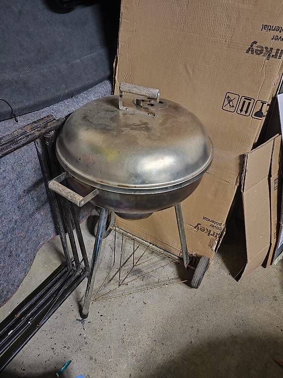 Griglie: Holzkohlegrill auf Standfüßen mit Rollen – Usato da Zürich venduto da mou_n9ns