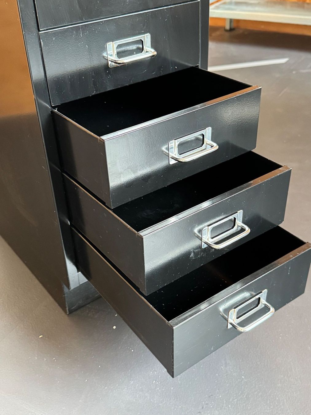 Schränke: Schubladen-Schrank Metall – Gebraucht aus Nussbaumen AG von bardin 2