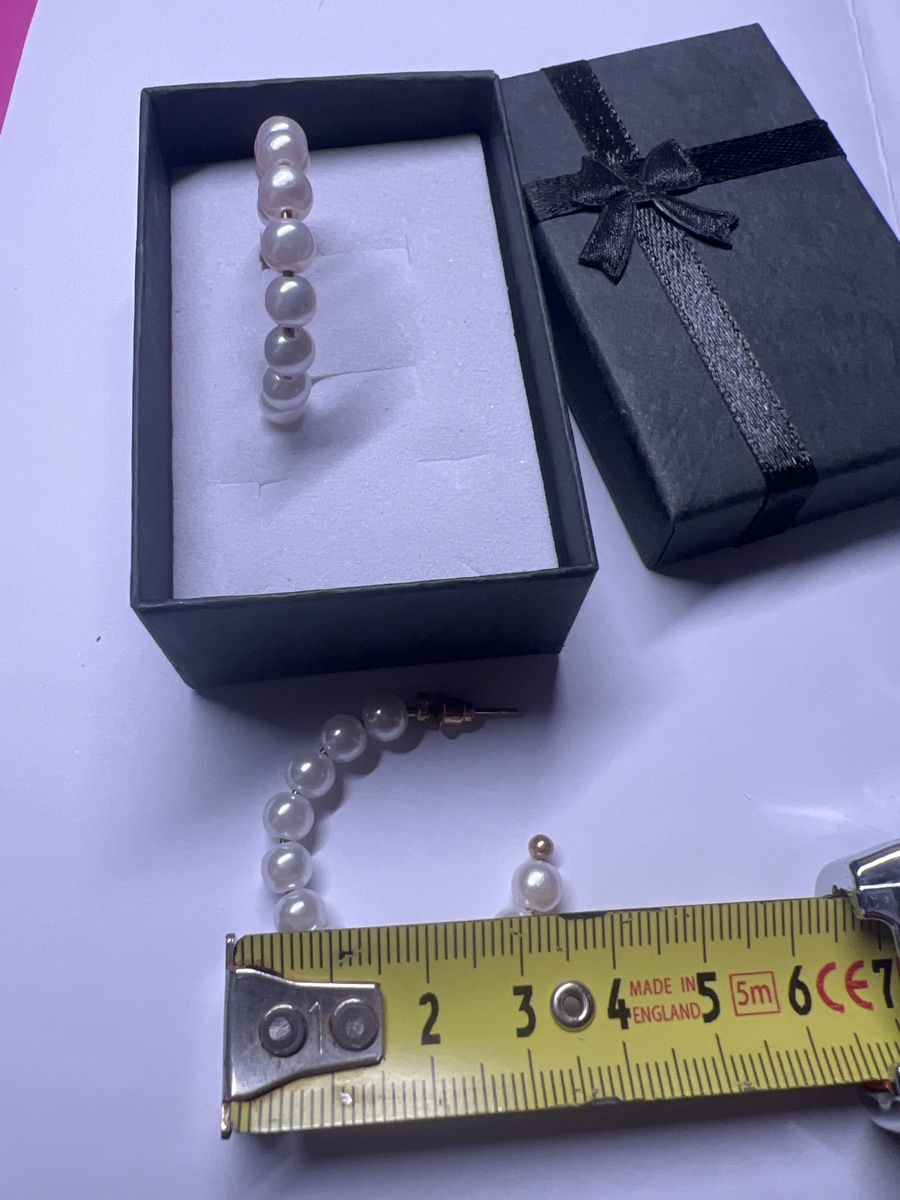 Orecchini pendenti & Orecchini a lobo: Boucles d'oreilles créoles perles blanches élégantes – Nuovo e nell'imballaggio originale da Chenens venduto da anasantos90 1