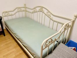 Bett Einzel romantisches Design in Milchweiss