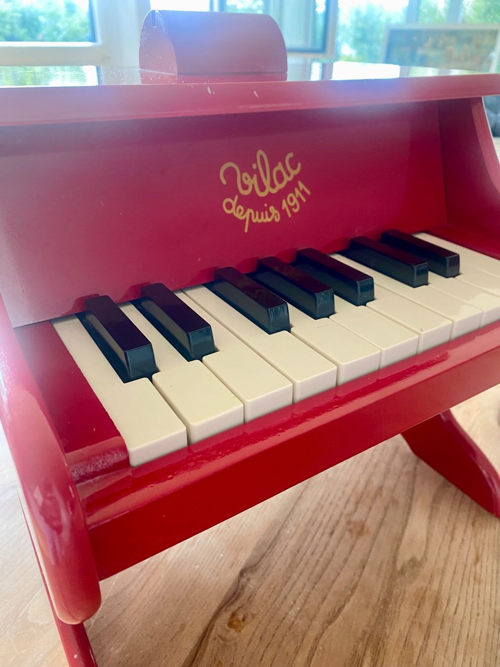 Vilac Spielzeuge: Vilac - Rotes Kinderpiano – Gebraucht aus Küsnacht ZH von Junge 1