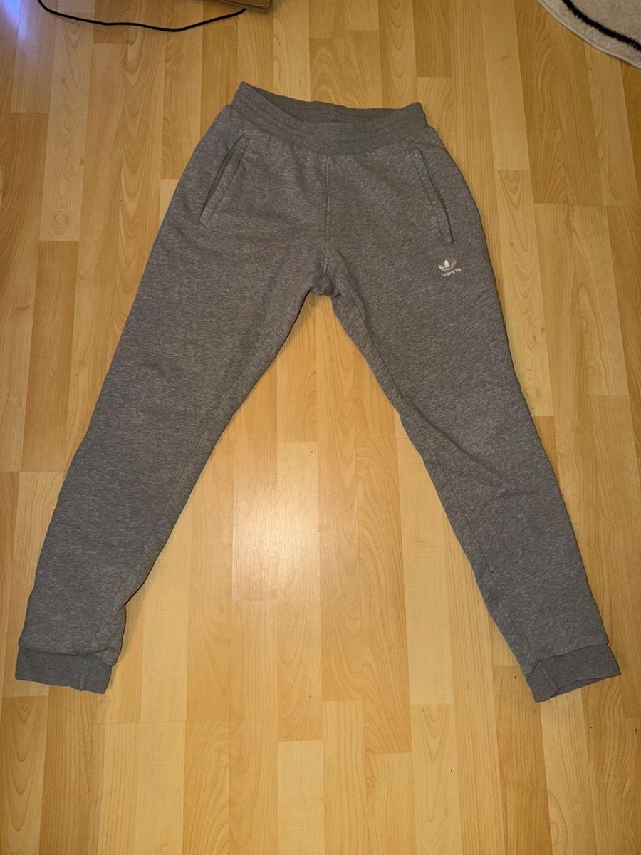 Adidas Hosen: Adidas Trainingshose Grau, Grösse S – Gebraucht aus Wil SG von smfo
