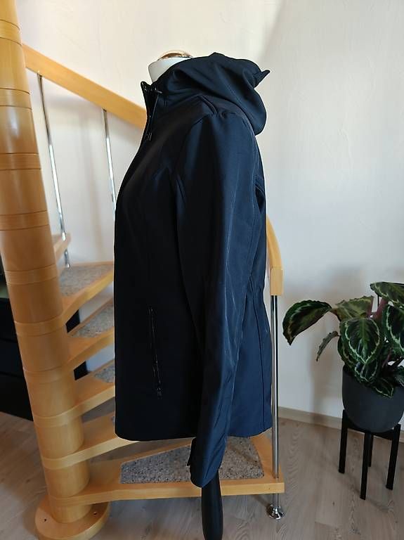Giacche: C&A Softshelljacke 46 Winddicht Regenjacke Schwarz – Usato da Einsiedeln venduto da nat_5tfl 4