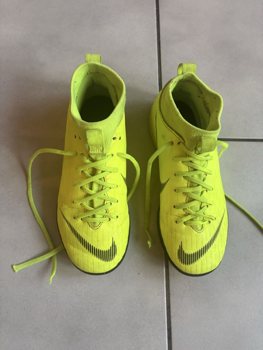 Nike Scarpe per ragazzi: Hallenschuhe Nike Grösse 35 – Usato da Bern venduto da wie_9lth