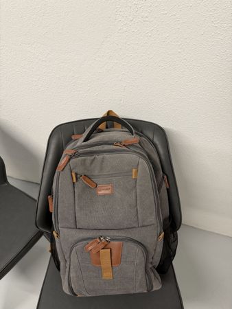 Smarter Rucksack mit USB-Ladeanschluss und vielen Fächer