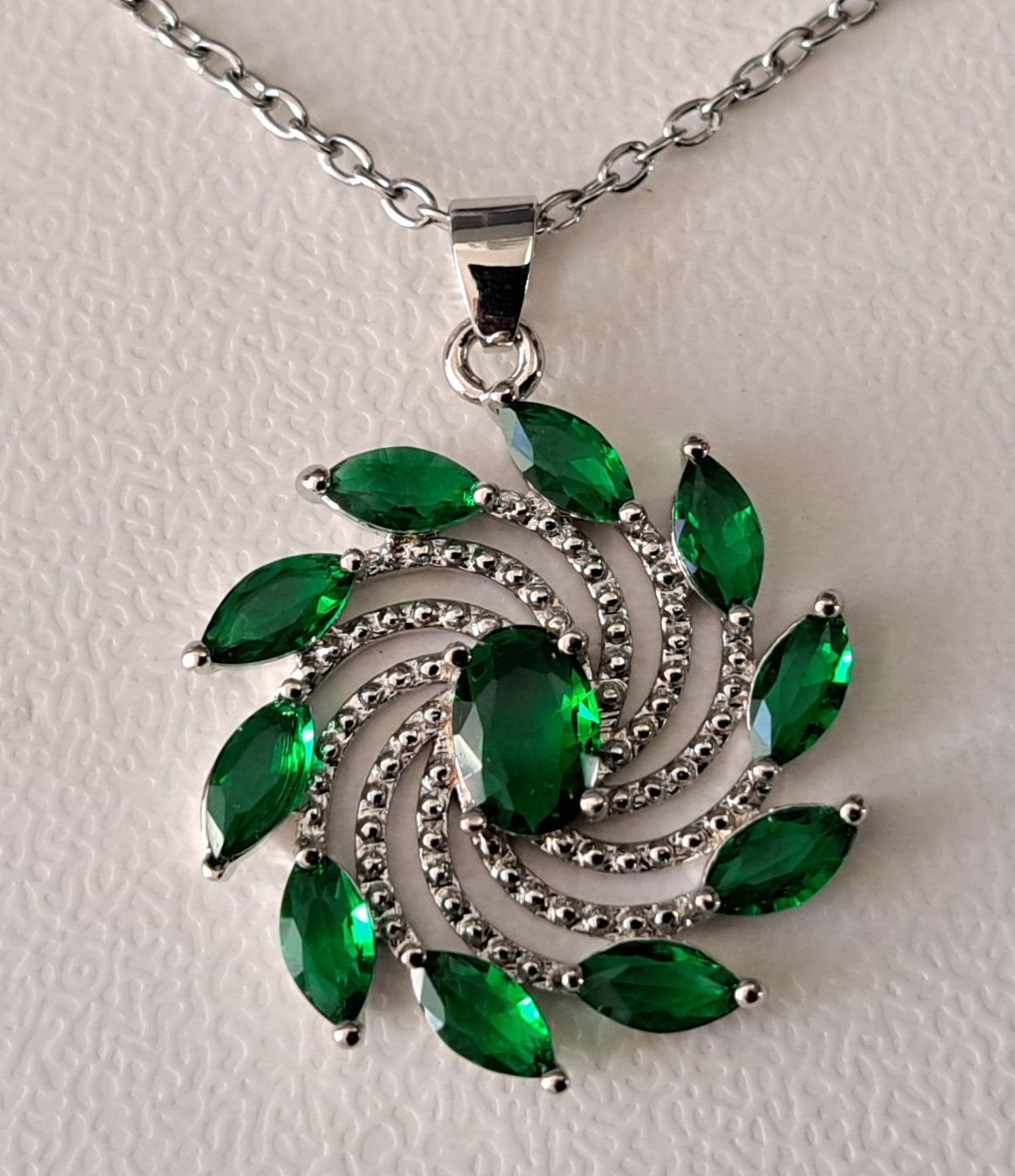 Catenine: Collier avec pendentif en forme de fleur – Nuovo e nell'imballaggio originale da St-Imier venduto da supernova21 2