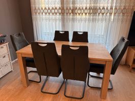 Esstisch aus Massivholz mit 6 Stühlen - guter Zustand.