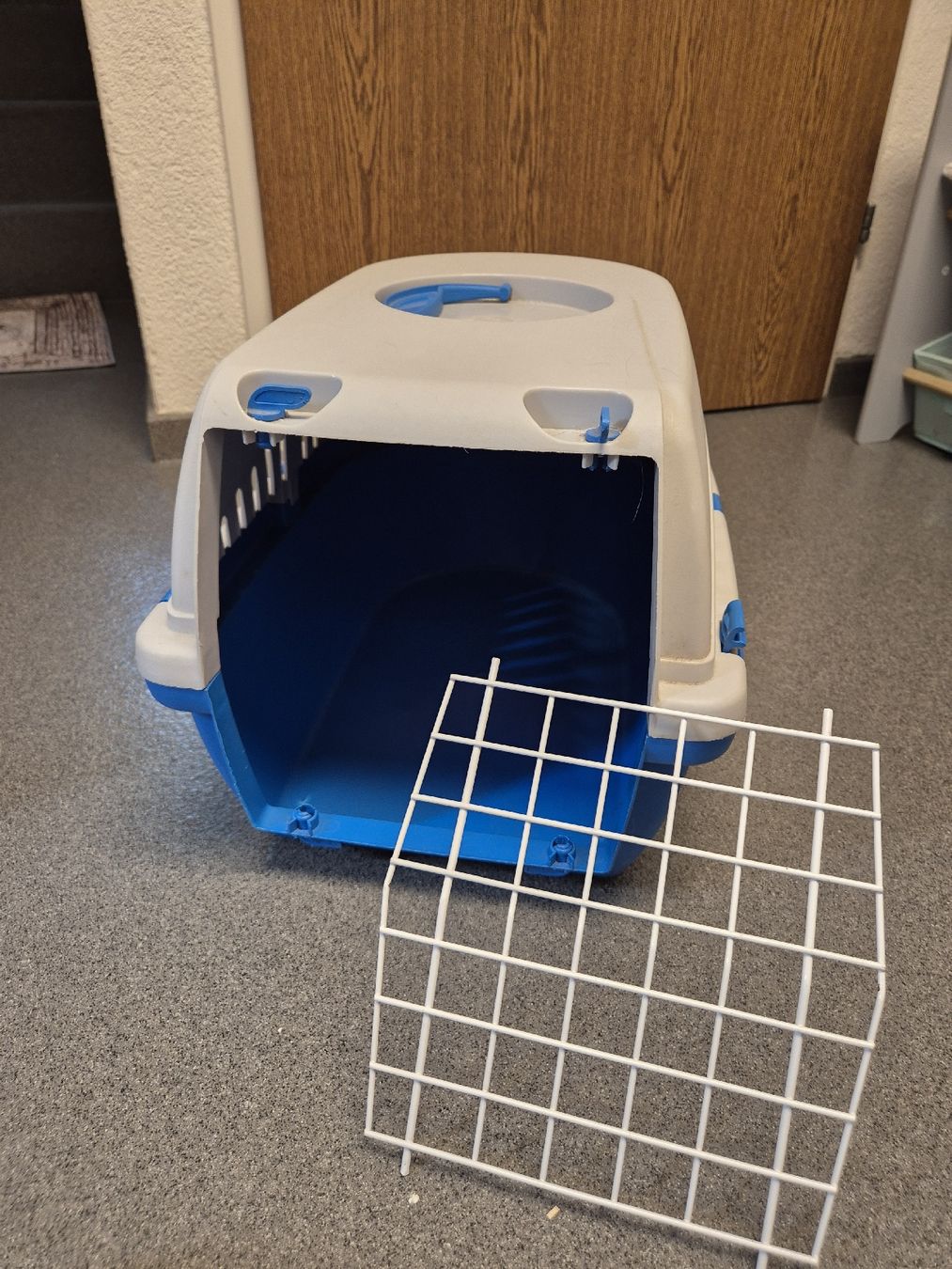 Liege- & Schlafplätze: Transportbox Katze blau – Gebraucht aus Ebikon von Familiekunterbunt