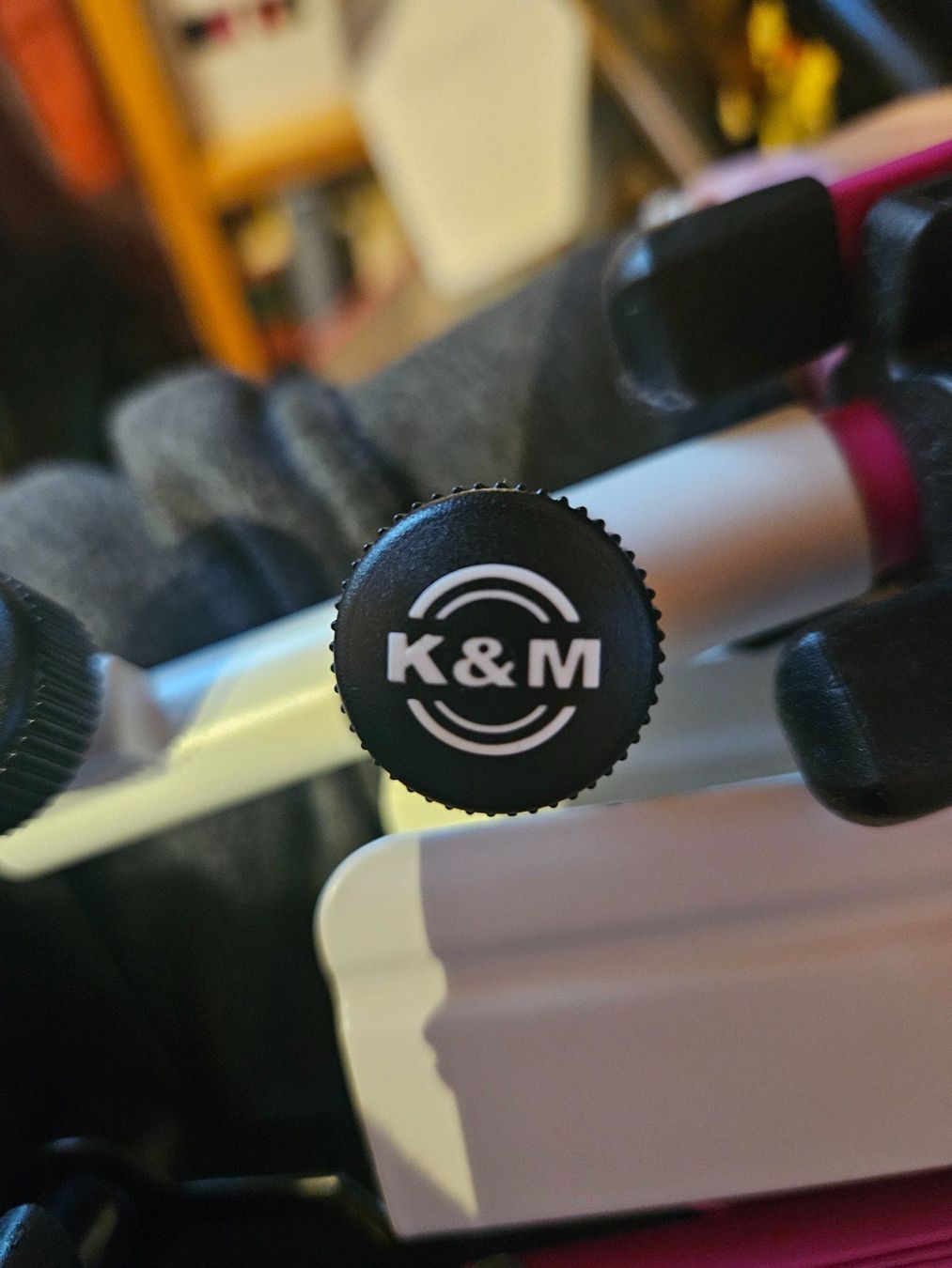 König & Meyer Supports pour instruments & partitions: Notenständer K&M weiss und pink – D'occasion à Staffelbach par Frisco77 1