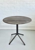 Eleganter, runder Tisch mit Sequoia Marmorplatte / Ø 80 cm