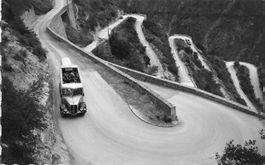 Val d’Anniviers (VS) Bergstrasse mit Postauto Oldtimer Bus