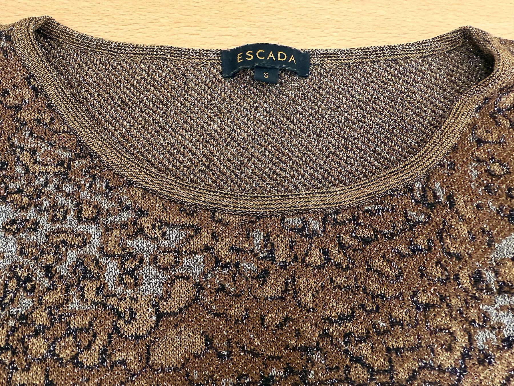 Escada Maglioni & Felpe: ESCADA long pull élégant doré - Gr: S – Nuovo (secondo la descrizione) da Veyrier venduto da Szurkemaci 2