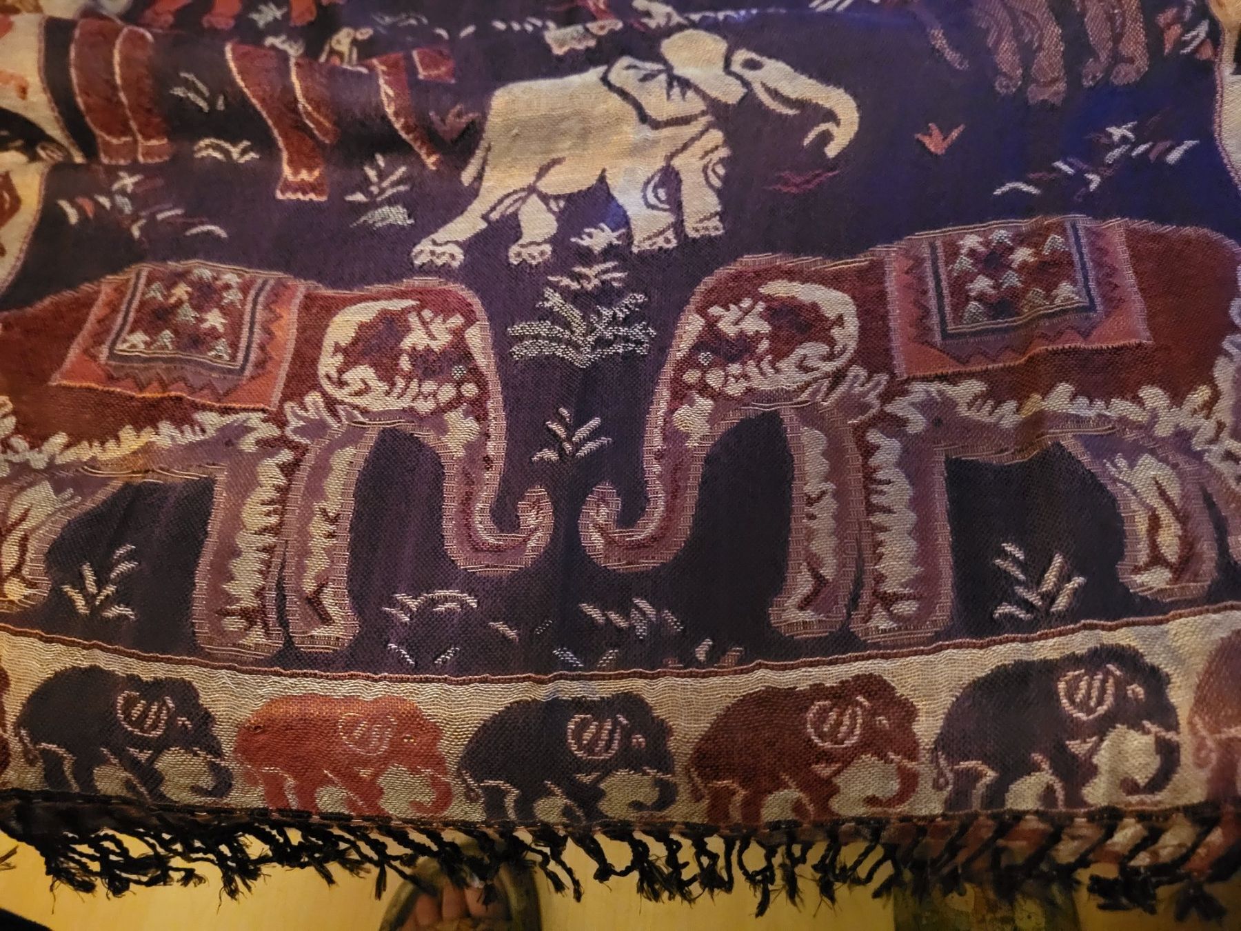 Foulard & Sciarpe: Spezieller Schal mit Elefanten – Nuovo (secondo la descrizione) da Guggisberg venduto da Aegertenlehn 4