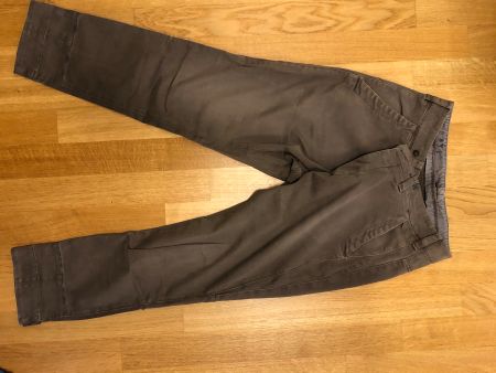 Monocrom braune Cordhose