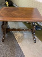 Alter Holztisch mit Schnitzerei braun guter Zustand
