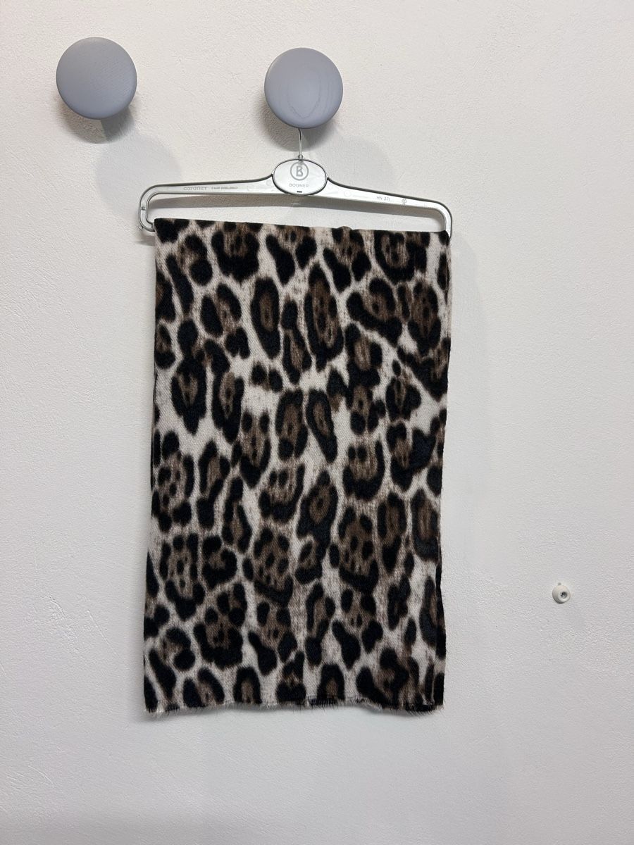 Foulards, Tücher & Schals: Schal mit Animal Print – Gebraucht aus Winterthur von seri_bo