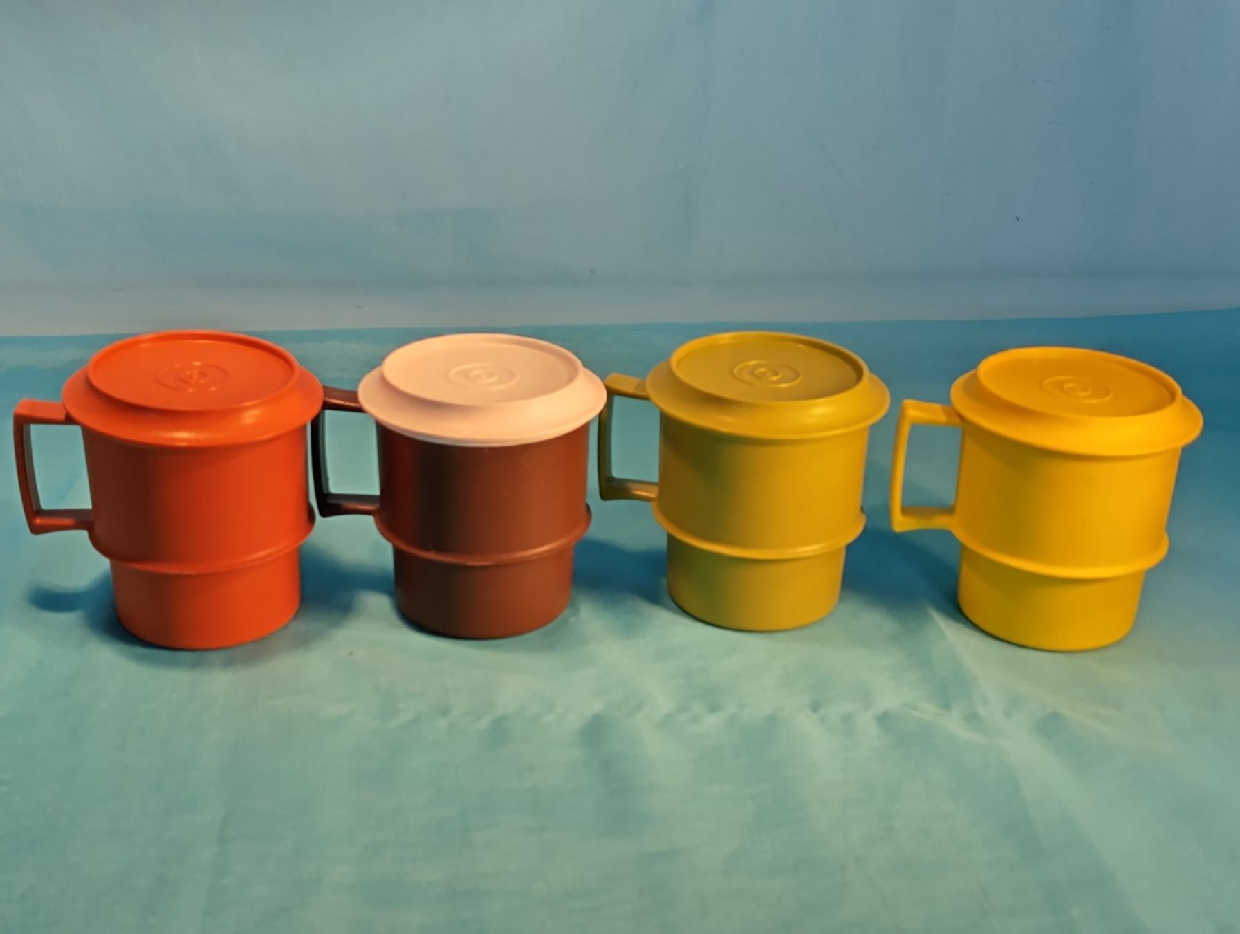 Tupperware Tazze: 4 Tupperware Becher mit Deckel, bzw. Untersetzer – Usato da Bellach venduto da JingleCherry