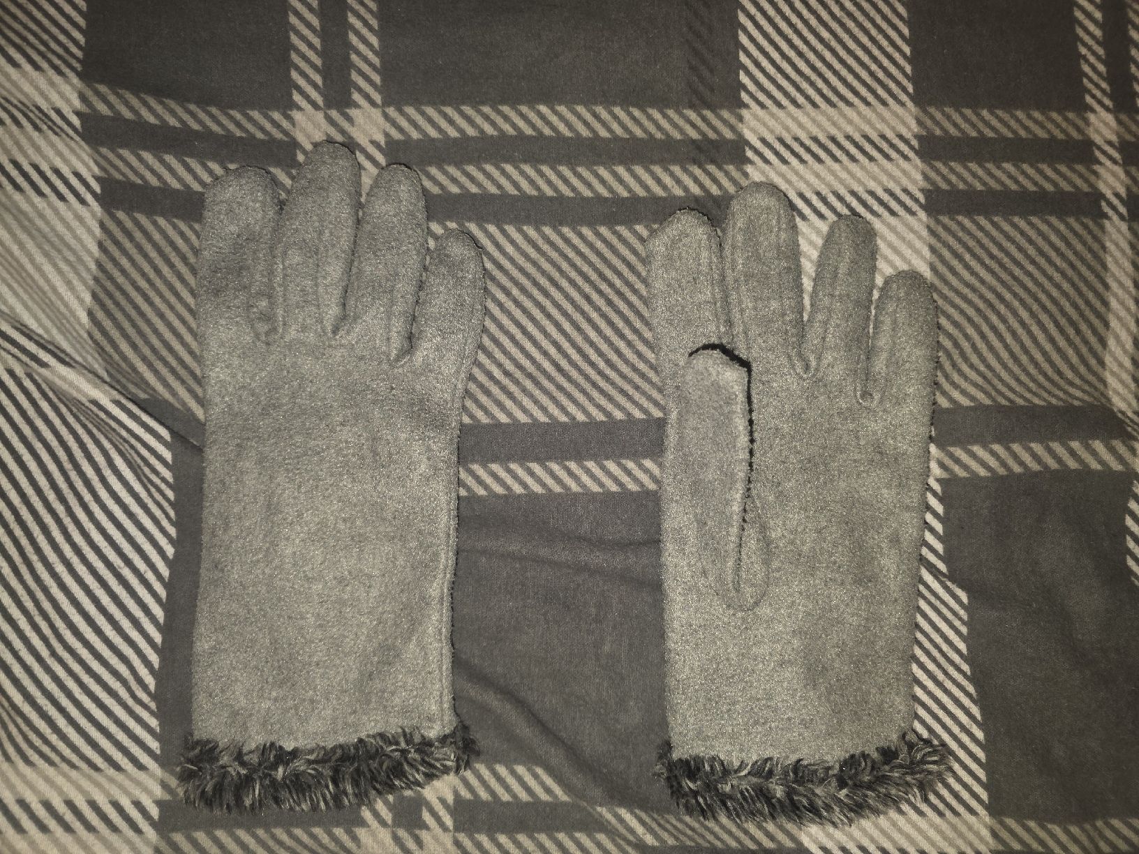 Gants & mitaines : Graue Winterhandschuhe, neuwertig – Neuf (Voir description) à Kriens par Caroline_Schweiz 1