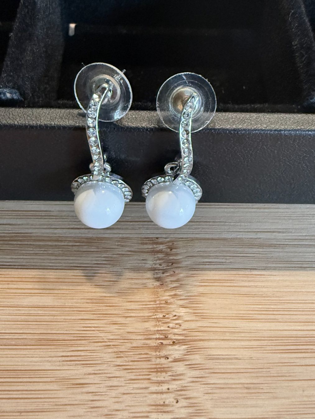Orecchini pendenti & Orecchini a lobo: Modeschmuck - Ohrringe mit weisser Perle und Steinen – Usato da Basel venduto da zukk_