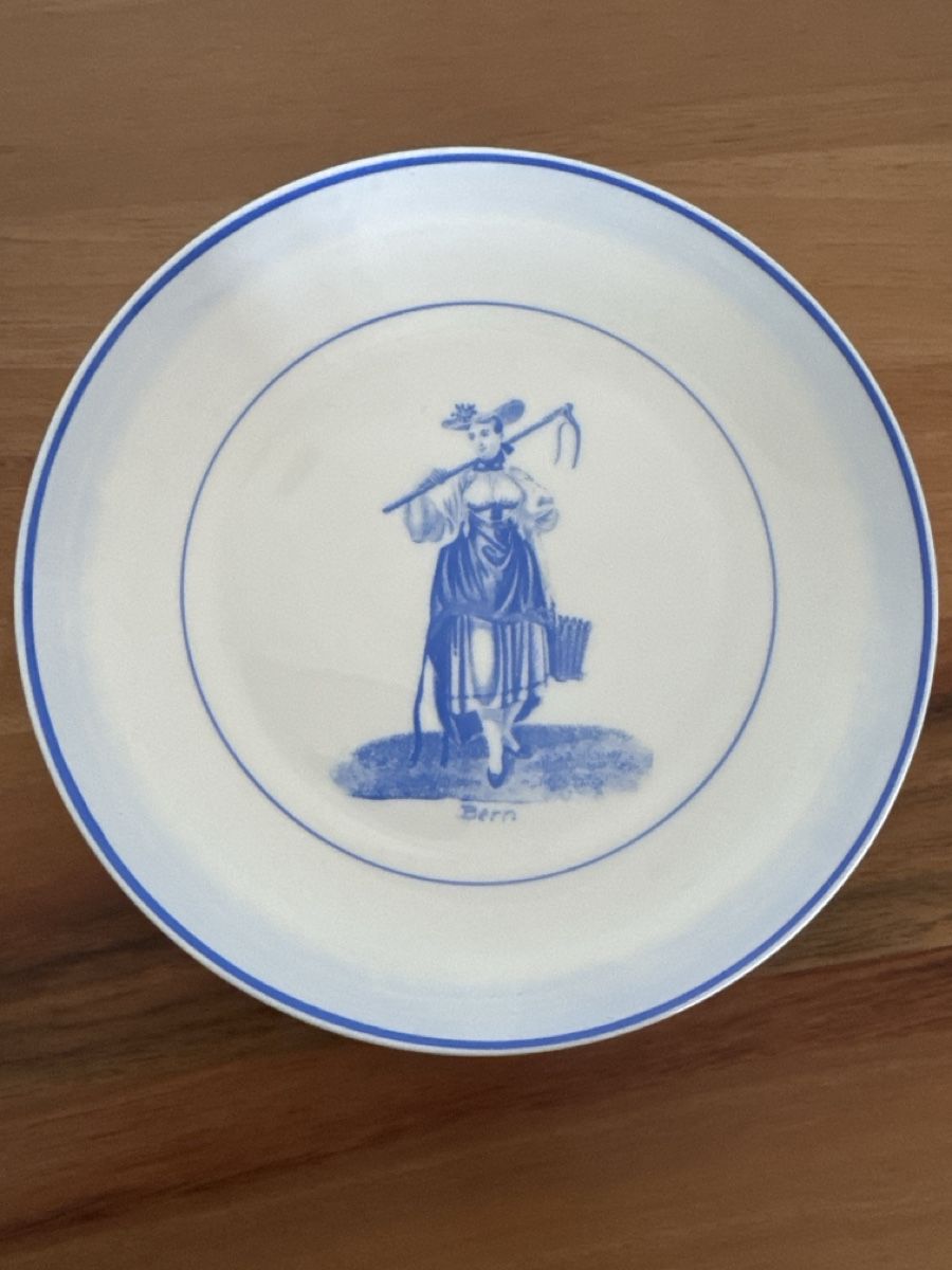 Assiettes: Teller mit Berner Tracht  Langenthal 31 – D'occasion à Zürich par Smarties13