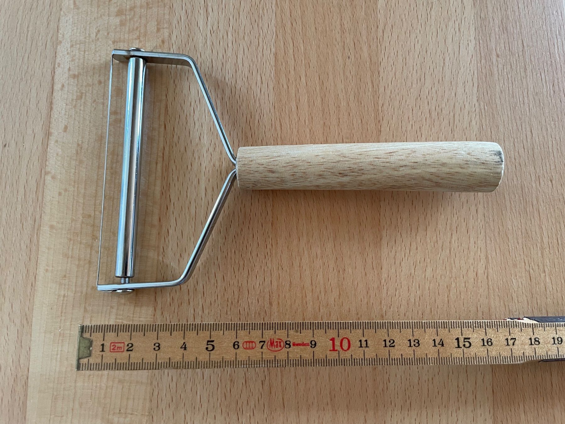 Küchengeräte: Raclette-Käse-Schneider mit Holzgriff – Gebraucht aus Cham von 2eye