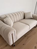 Elegantes cremefarbenes Sofa – neuwertig, bereit für Ihr