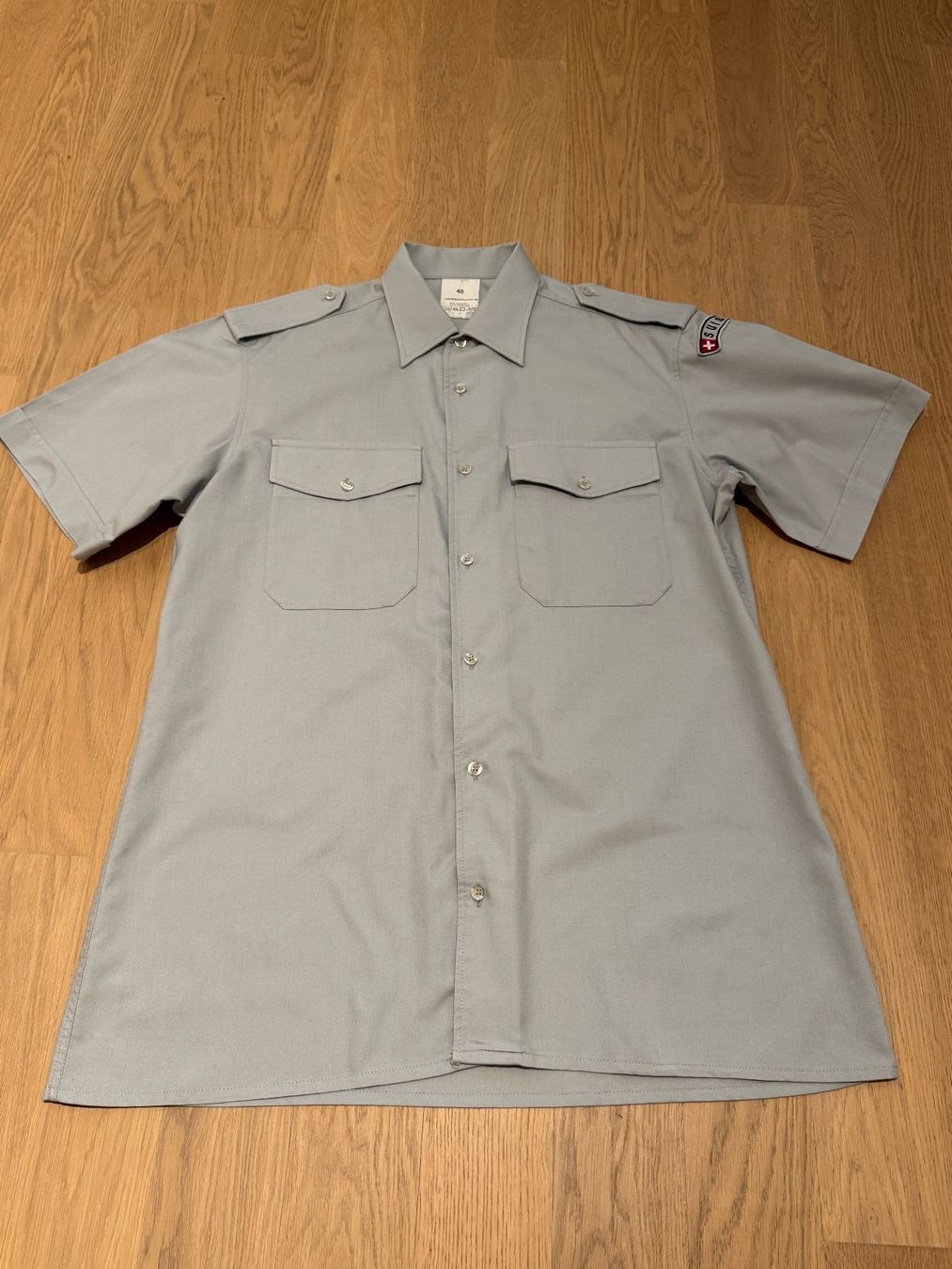 Schweizer Armee Uniformi: Schweizer Militärhemd kurzarm - Grösse 40 – Usato da Bülach venduto da Mr_steam