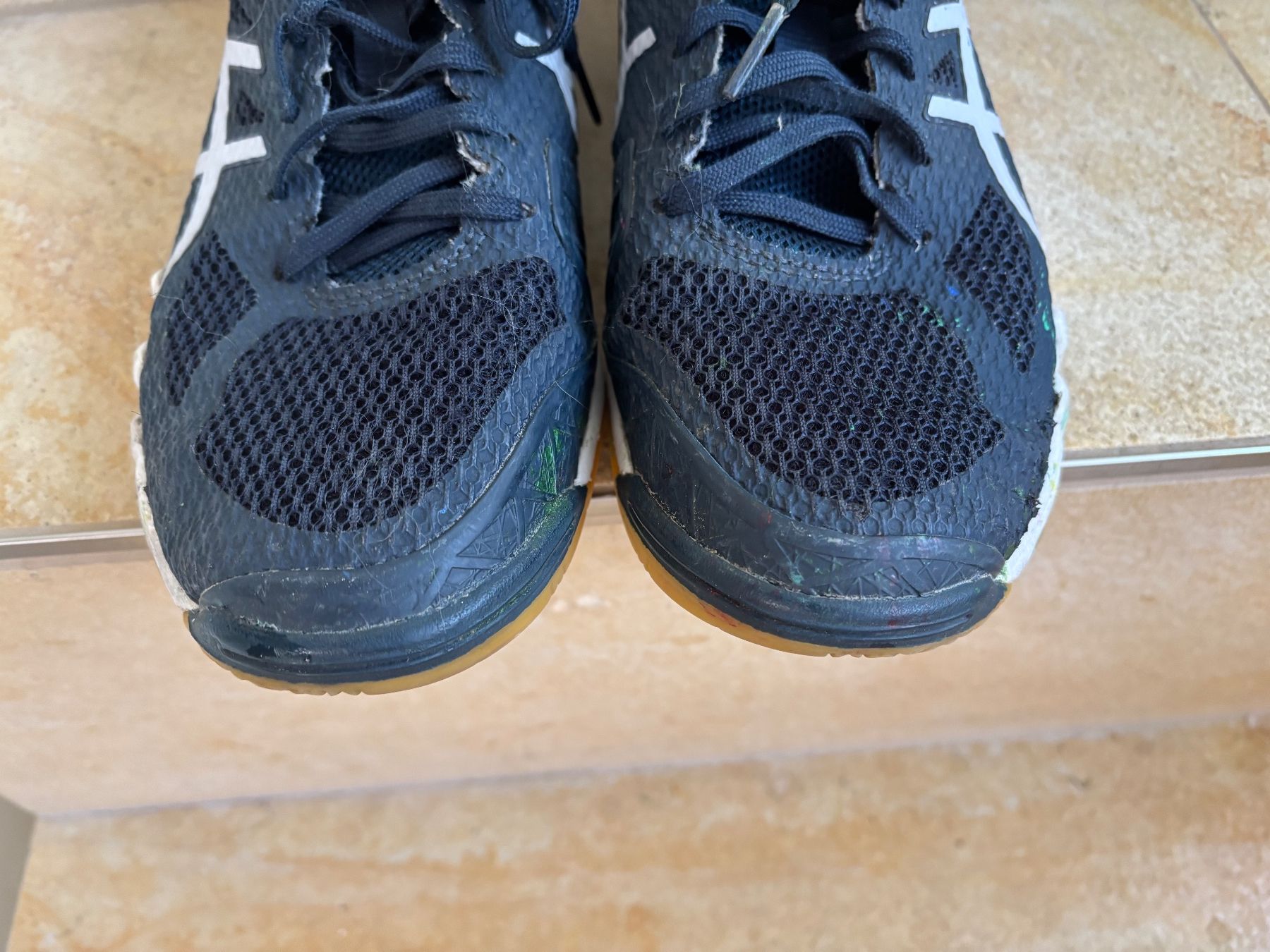 Scarpe da uomo: Hallenturnschuhe asics Gr. 40.5 – Usato da Sörenberg venduto da dfew 2