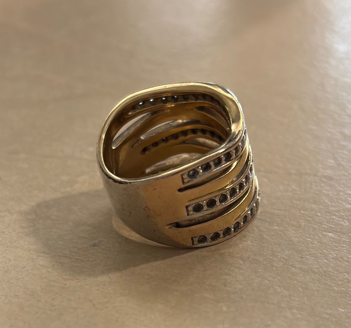 Anelli: Moderner Ring goldfarben mit Steinen, auffällig – Usato da Sonterswil venduto da whe_7yhm 1