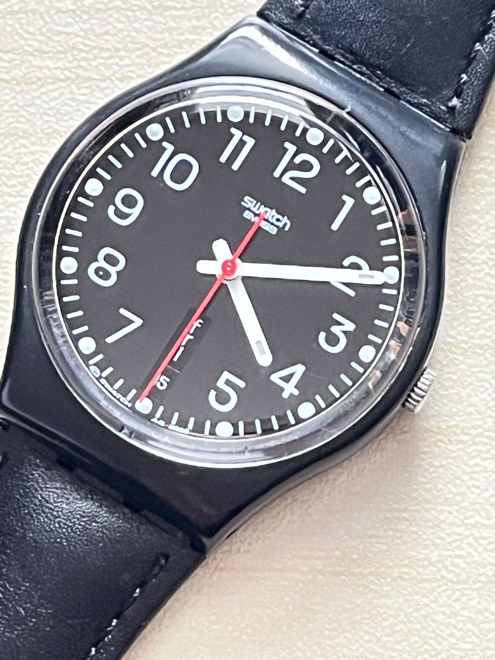 Swatch Orologi: Schwarze Swatch Gent Uhr mit Lederarmband – Usato da Grenchen venduto da chththl