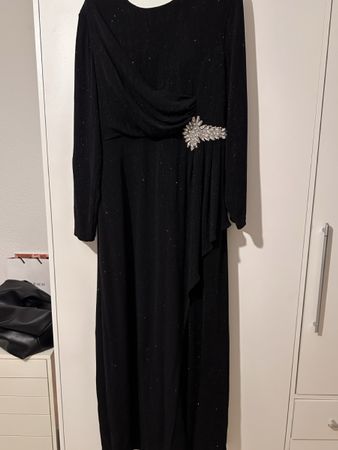 Elegantes, langes, schwarzes Abendkleid